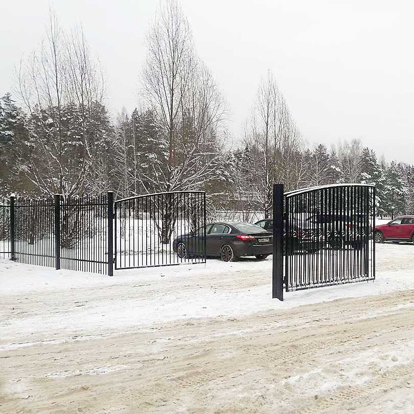 Декоративный металлический забор в Музее-заповеднике им. Пушкина