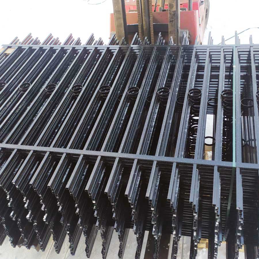 Отгрузка декоративных металлических заборов