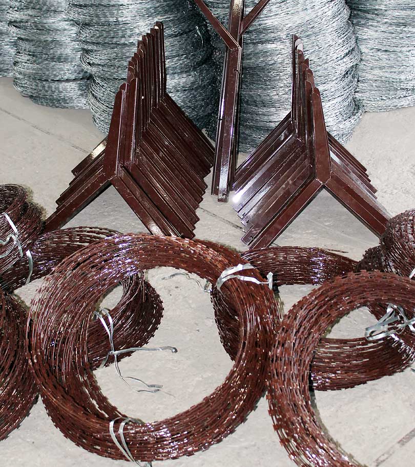 Цветные кронштейны и ограждения