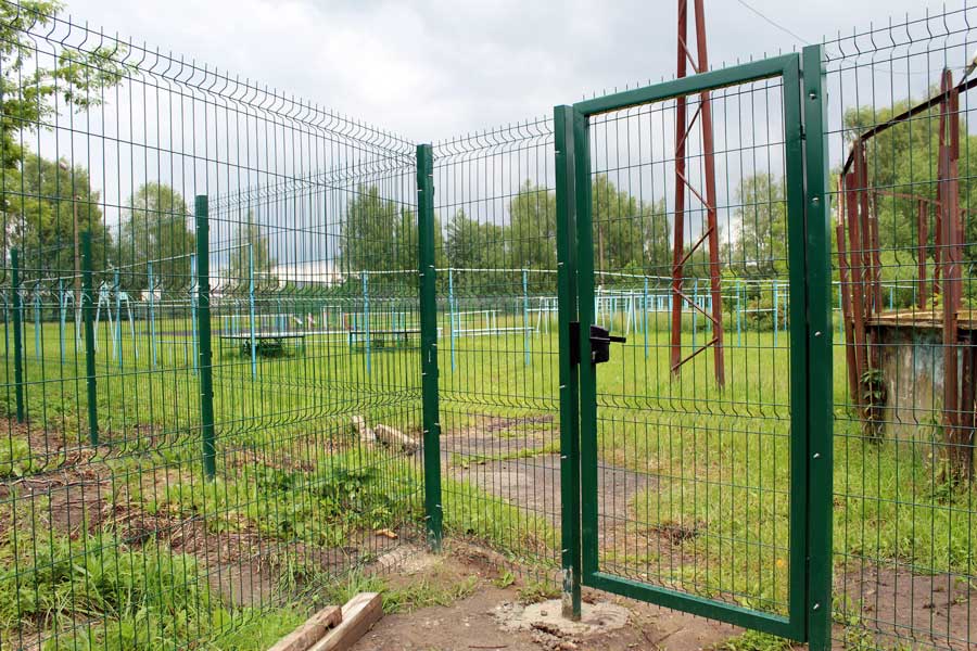 Новое панельное 3D-ограждение для школы в поселке Заволжский