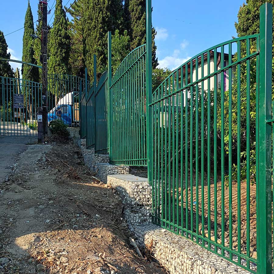Сложный проект в Ялте: ограждение детского сада на склоне