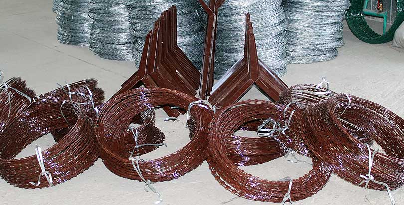 Окрашенная армированная колючая лента АКЛ