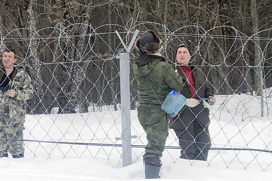 Услуги по монтажу колючей проволоки и других видов охранных ограждений